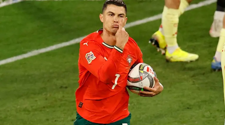 Cristiano Ronaldo anota doblete con Portugal en la eliminatoria