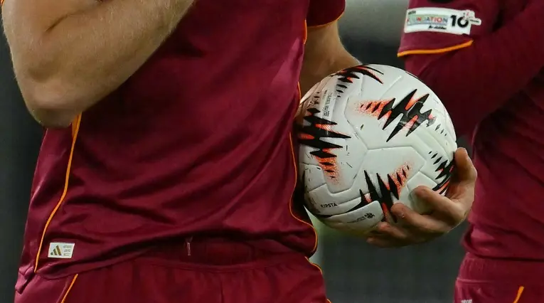 Balón de la Europa League 2025-26 fabricado por Decathlon