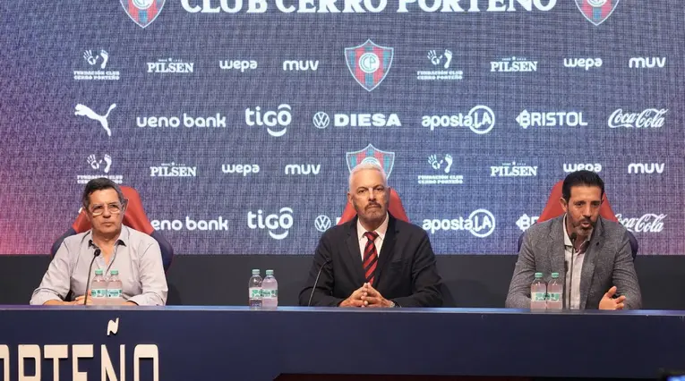 Jorge Bava en la presentación con Cerro Porteño