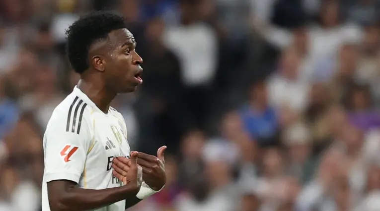 Vinicius explotó tras el cambio en el clásico: "Me voy del equipo"