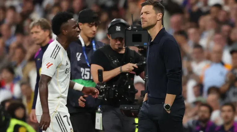 Xabi Alonso y Vinícius Júnior