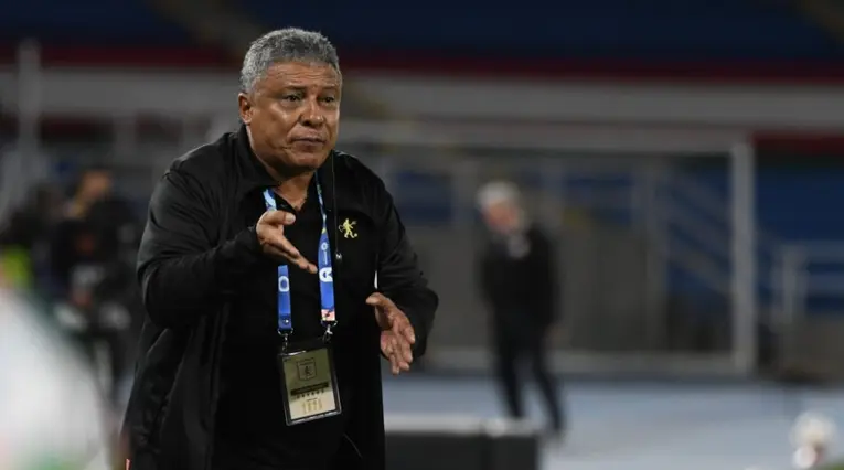 Alex Escobar, asistente del América