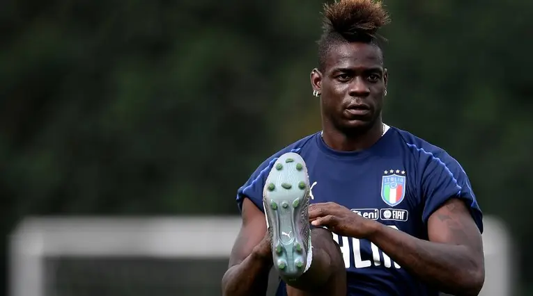 Mario Balotelli, jugador italiano en un entrenamiento con su selección.