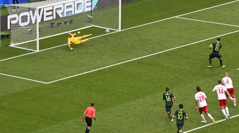 Michael Jedinak cobró el penal para Australia ante Dinamarca