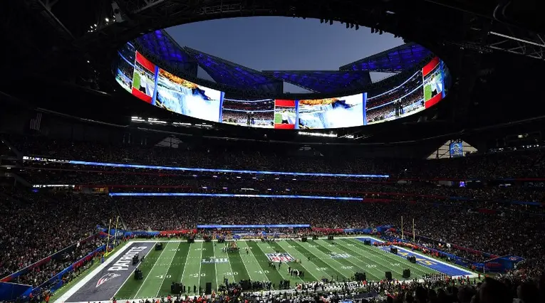 El Mercedes Benz Stadium al inicio del Super Bowl 2019