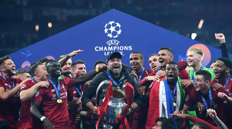 Jurgen Klopp levantando su primera UEFA Champions League