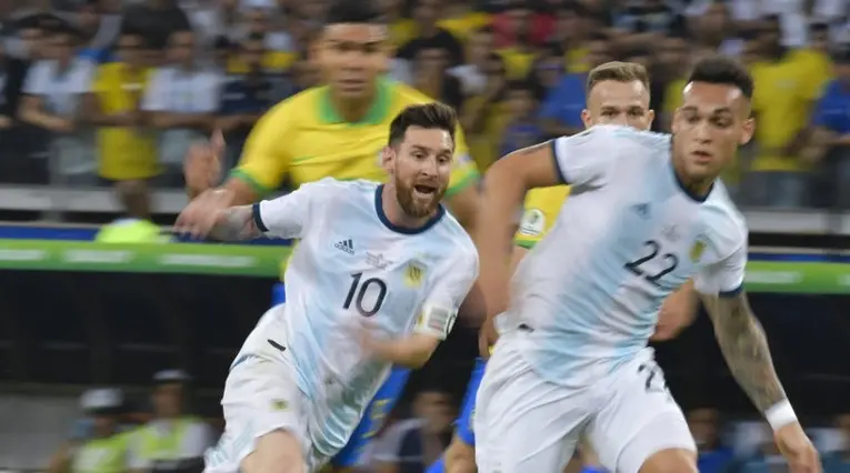 Lautaro Martínez y Lionel Messi