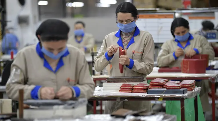 Trabajadores en una fábrica de Colombia