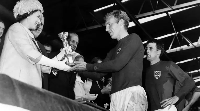 Reina Isabel II y Bobby Moore
