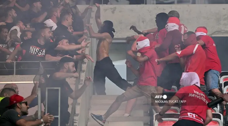  La pelea de los hinchas del Niza y el Colonia