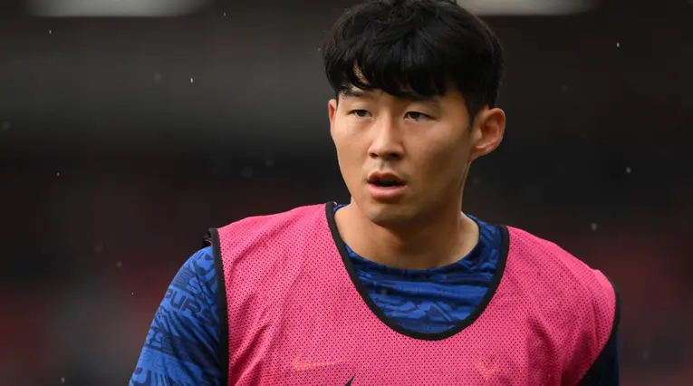 Heung-Min Son en calentamiento ante Bournemouth 