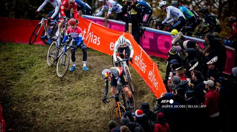 Van Aert ganó la primera parada del mundial de ciclocrós