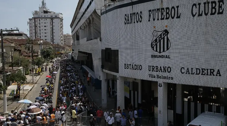 Hinchas brasileños en su último adiós a Pelé