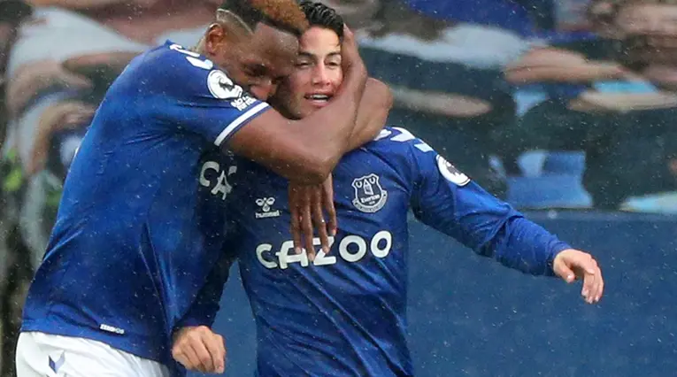James y Yerry Mina en Everton