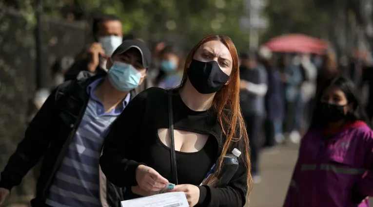 Colombianos con tapabocas
