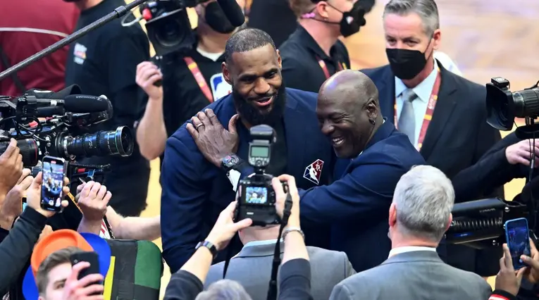 Michael Jornada y Lebron James durante el All-Star 2022