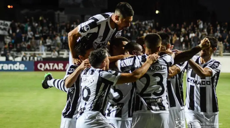 Montevideo Wanders celebrando su triunfo ante Defensor Sporting