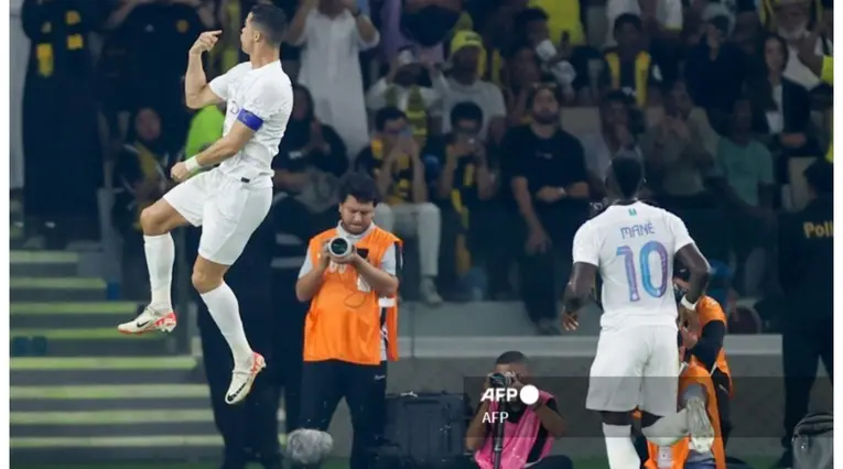 Cristiano Ronaldo celebra con el Al Nassr vs Al-Ittihad