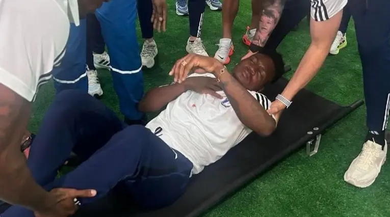 Iván Arboleda siendo trasladado en camilla tras el ataque al bus de Millonarios.