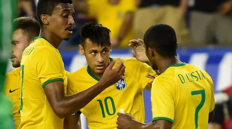 Douglas Costa junto a Neymar en la Selección de Brasil