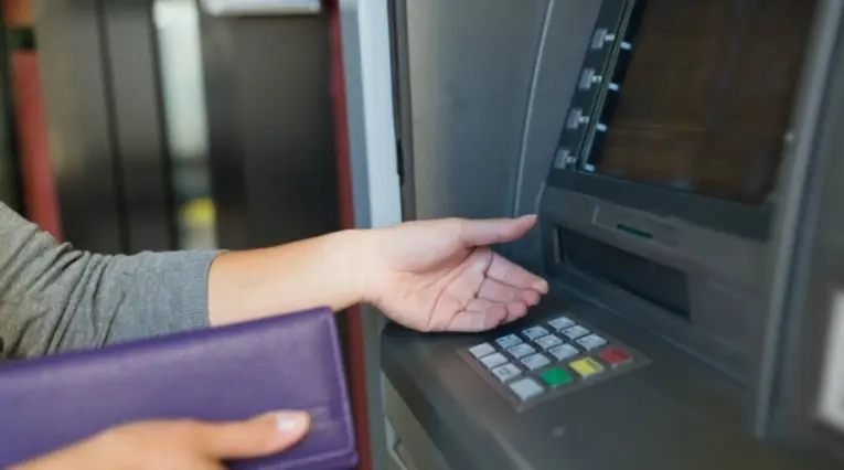 No más cajeros automáticos ni tarjetas: así se retirará la plata ahora