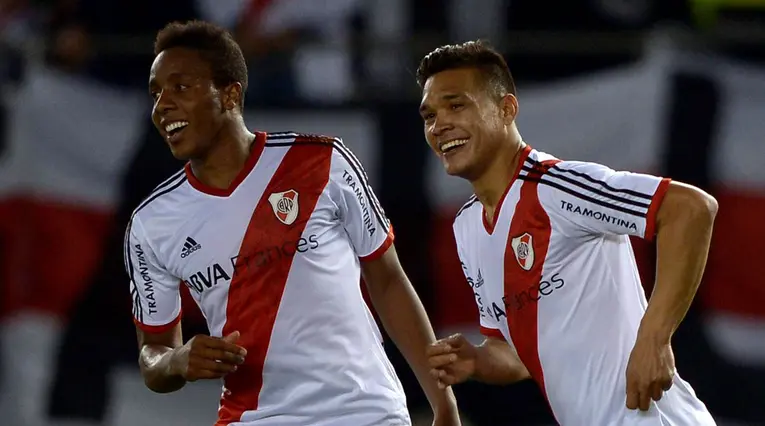Carlos Carbonero y Teófilo Gutiérrez vistiendo la camiseta de River Plate