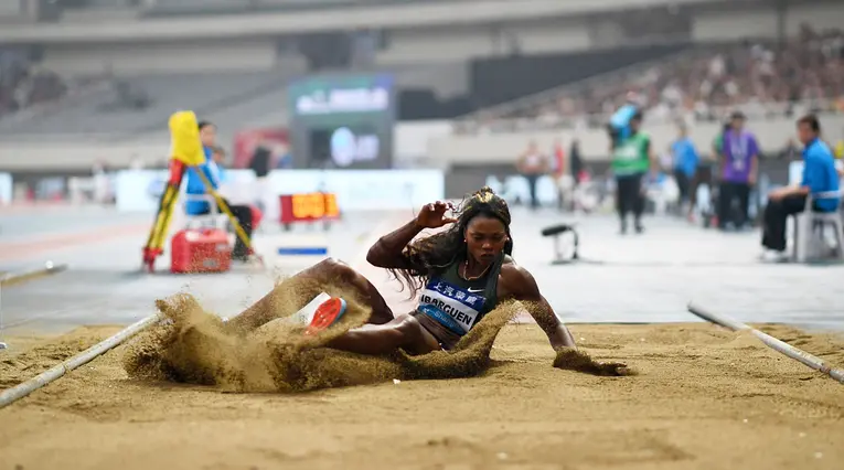 Caterine Ibargüen compitiendo en salto triple en liga de Diamante de Shanghai