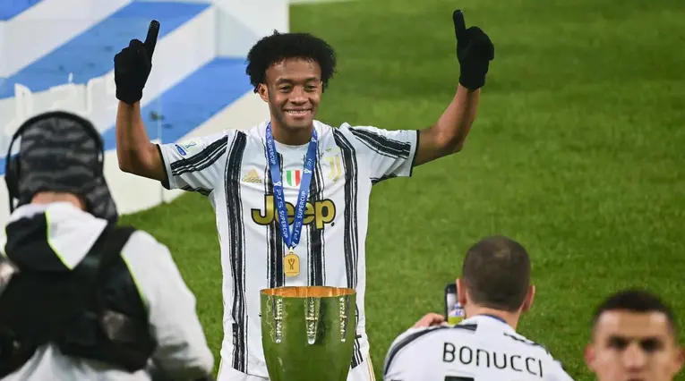 Juan Guillermo Cuadrado seguirá una temporada más en la Juventus.