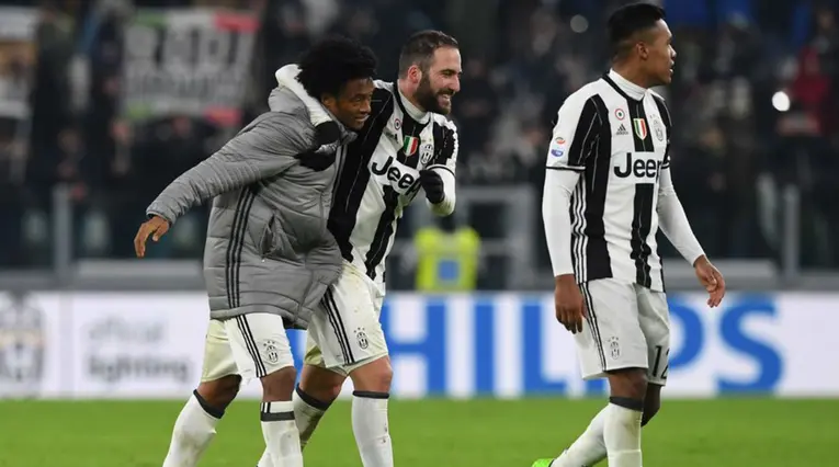 Juan Guillermo Cuadrado, Gonzalo Higuaín y Alex Sandro con la Juventus de Turín