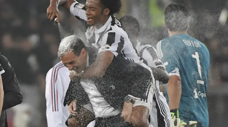 Juan Cuadrado celebrando con su técnico, Massimiliano Allegri / AFP.