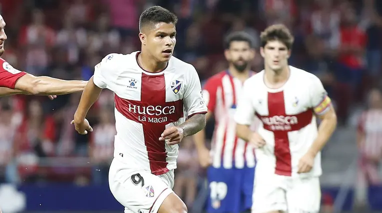 Juan Camilo el 'Cucho' Hernández en un partido del Huesca ante el Atlético de Madrid