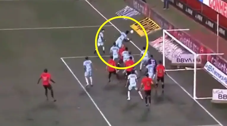 Autogol de Diber Cambindo en Cruz Azul