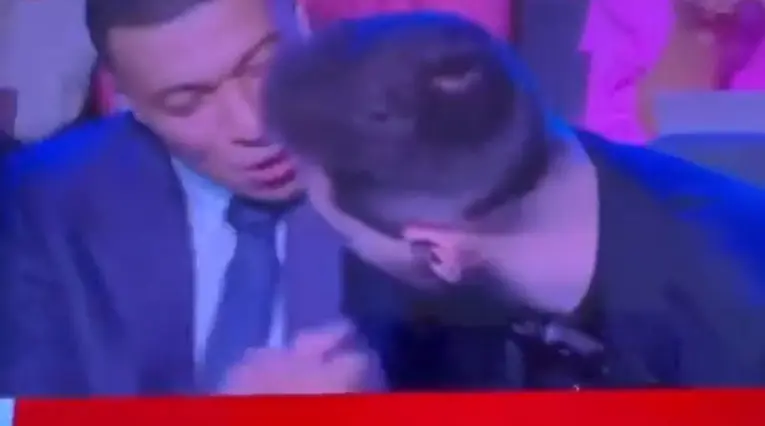 Messi y Mbappé casi se besan en los The Best