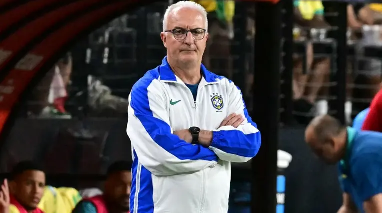 Pataleta del DT de Brasil: dice que no le ganaron a Colombia por el árbitro