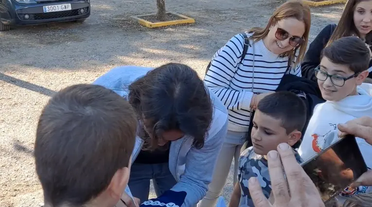 Edinson Cavani firmando autógrafos