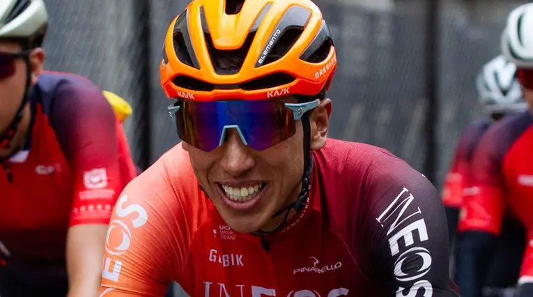 Egan Bernal con el equipo INEOS