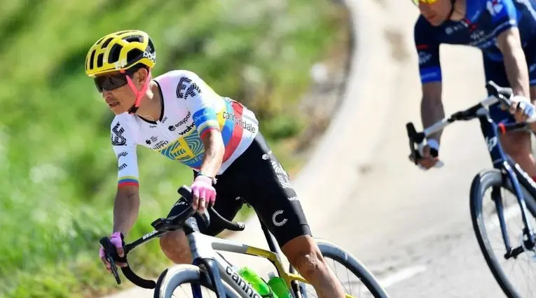 Esteban Chaves en una carrera con el EF Education