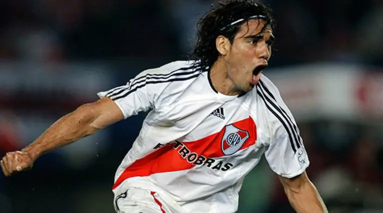 Falcao, delantero colombiano portando la camisa de River Plate 