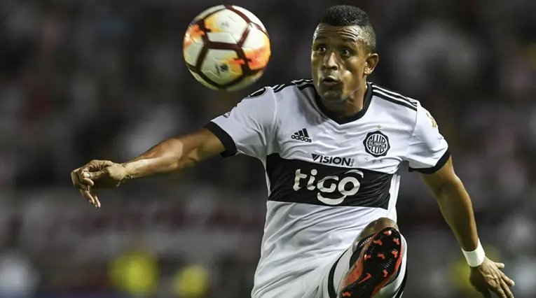 Farid Díaz jugando para el Olimpia de Paraguay