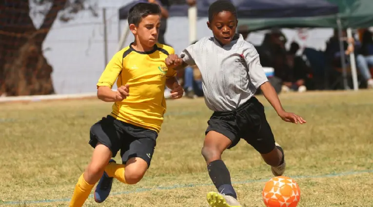 Niños jugando fútbol