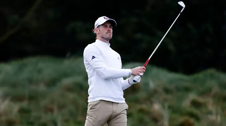 Gareth Bale jugando golf