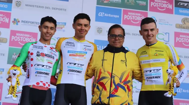 Germán Darío Gómez (derecha) gana prólogo de la Vuelta a la Juventud 2023