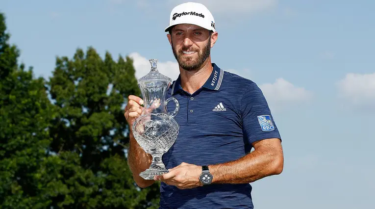 Michael Kim posa con el trofeo después de ganar el John Deere Classic 