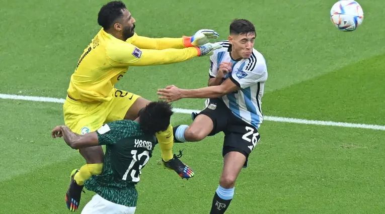 Golpe con la rodilla a defensor de Arabia Saudita