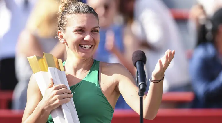 Simona Halep posa con el trofeo tras ganar en Montreal 