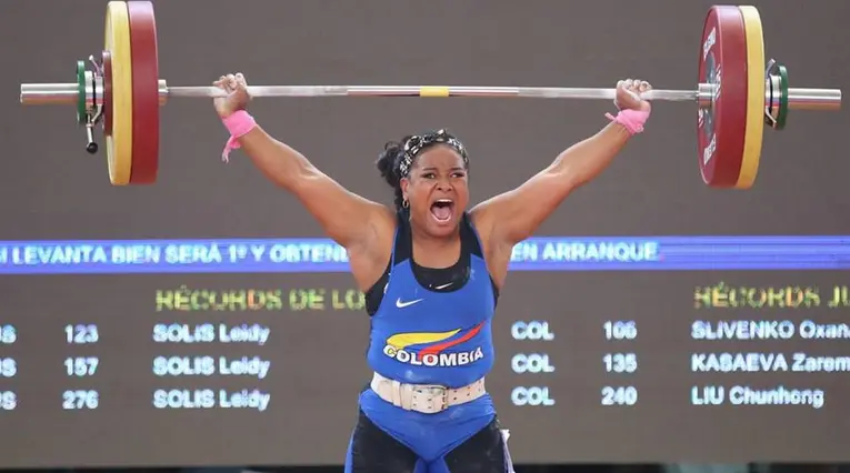 Mercedes Pérez, oro envión en 69 Kg  