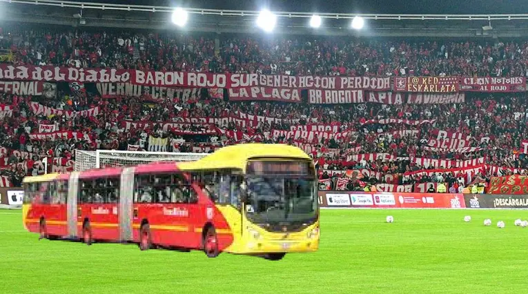  Hinchas de América hicieron llamativa bandera con Transmilenio a bordo
