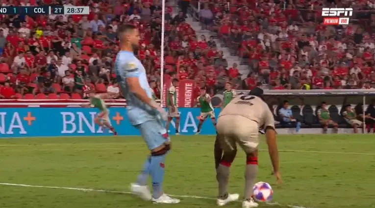 Insólito penalti en Independiente vs Colón