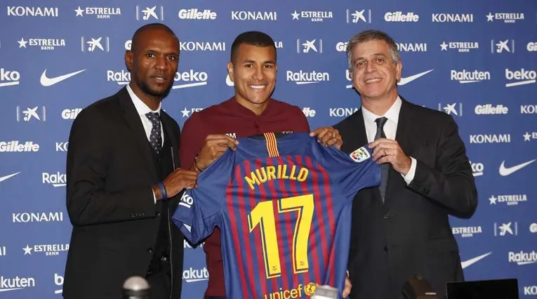 Jeison Murillo mostrando la que será su camiseta con el FC Barcelona