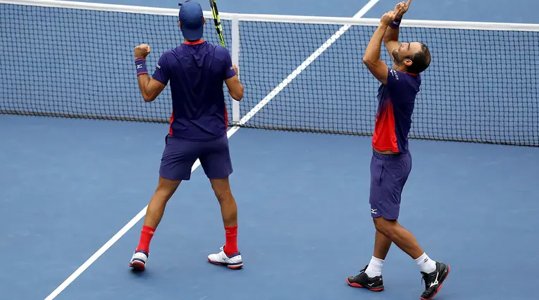 Robert Farah y Juan Sebastián Cabal, en acción ante el argentino Horacio Zeballos y el español Marcel Granollers, durante la final del US Open, en la ciudad de Nueva York